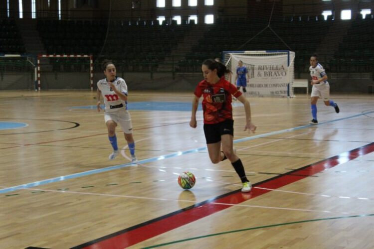 Claudia Garrido repite convocatoria con la Selección Española sub-17 1 Claudia Garrido conduce la pelota en una imagen de archivo./E.A