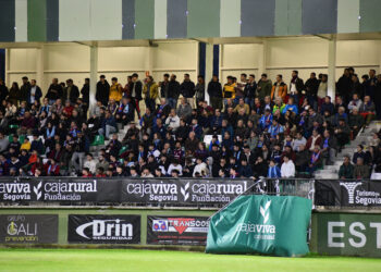 Las gradas de La Albuera en el duelo entre Segoviana y Real Sociedad ‘B’./JUAN MARTÍN-G.SEGOVIANA