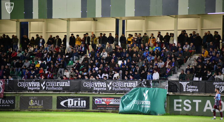 La Gimnástica Segoviana abre el plazo de renovación de abonos 1 Las gradas de La Albuera en el duelo entre Segoviana y Real Sociedad ‘B’./JUAN MARTÍN-G.SEGOVIANA