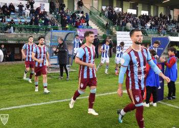 Los jugadores de la Segoviana instantes antes del duelo del curso pasado ante la Real Sociedad ‘B’./JUAN MARTÍN-G.SEGOVIANA