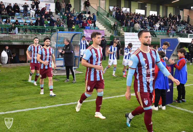 Los jugadores de la Segoviana instantes antes del duelo del curso pasado ante la Real Sociedad ‘B’./JUAN MARTÍN-G.SEGOVIANA