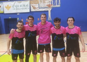 La plantilla del equipo segoviano durante la fase final en Ávila./SPORDEPORTE