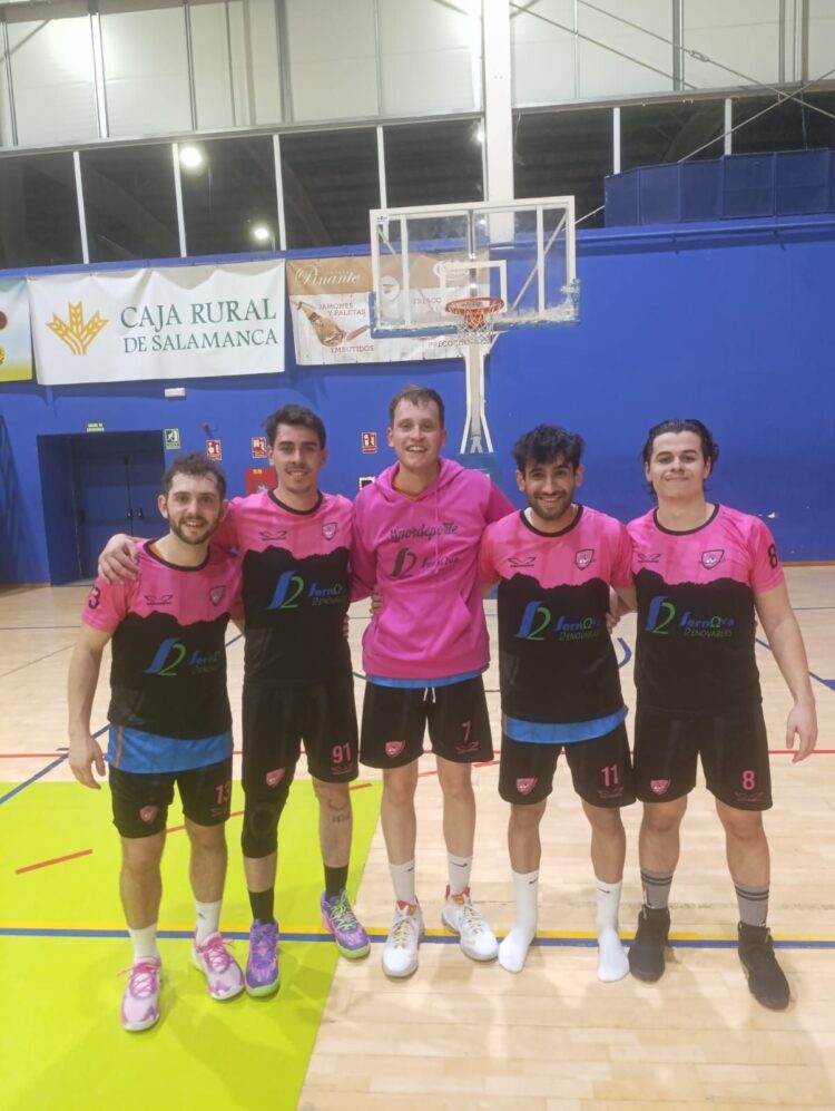 La plantilla del equipo segoviano durante la fase final en Ávila./SPORDEPORTE