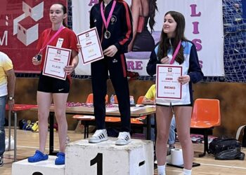 Amaya Llorente posa en el podio con la medalla de plata./RM SPORT INNOPORC