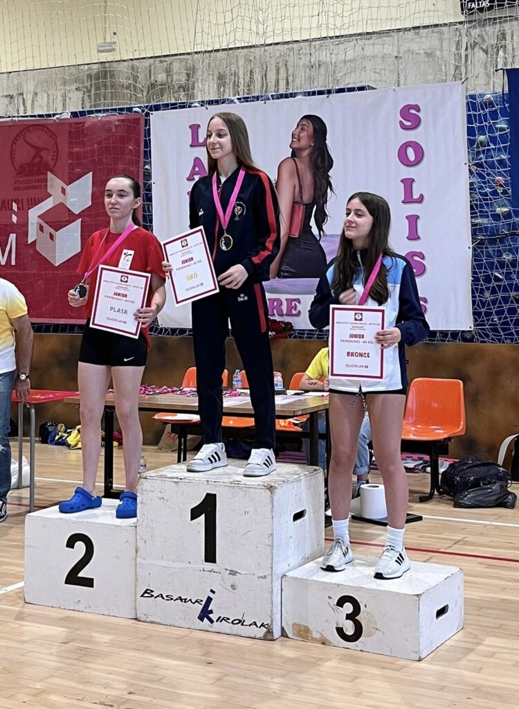 Amaya Llorente posa en el podio con la medalla de plata./RM SPORT INNOPORC