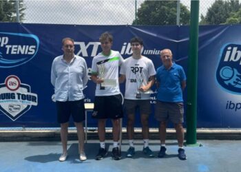 Asier Ayllón y Beltrán Fernández posan con los trofeos en la cita./CASINO DE LA UNIÓN