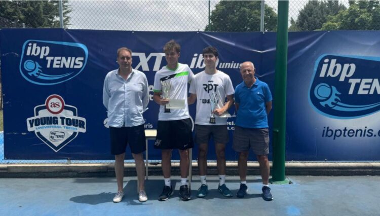 Asier Ayllón y Beltrán Fernández posan con los trofeos en la cita./CASINO DE LA UNIÓN