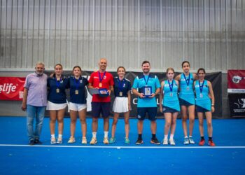El cadete femenino del club segoviano posa como campeón./ESPACIO TIERRA
