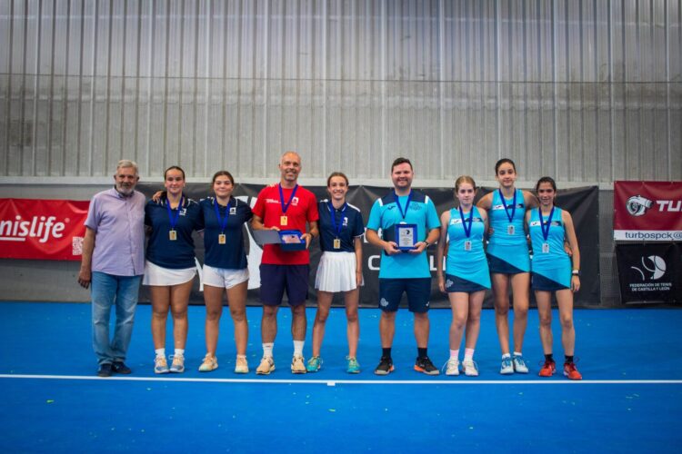 El cadete femenino del club segoviano posa como campeón./ESPACIO TIERRA