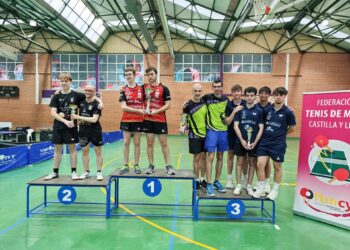 Los integrantes del equipo segoviano posan en el podio./SEGHOS