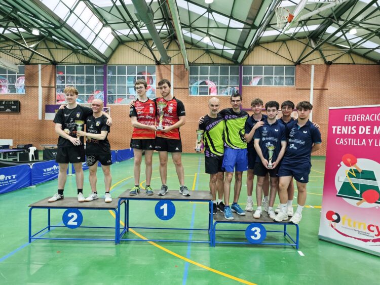 Los integrantes del equipo segoviano posan en el podio./SEGHOS