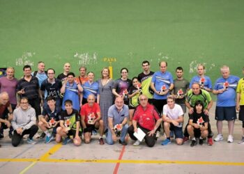 Los ganadores posan con los trofeos durante la edición pasada./E.A