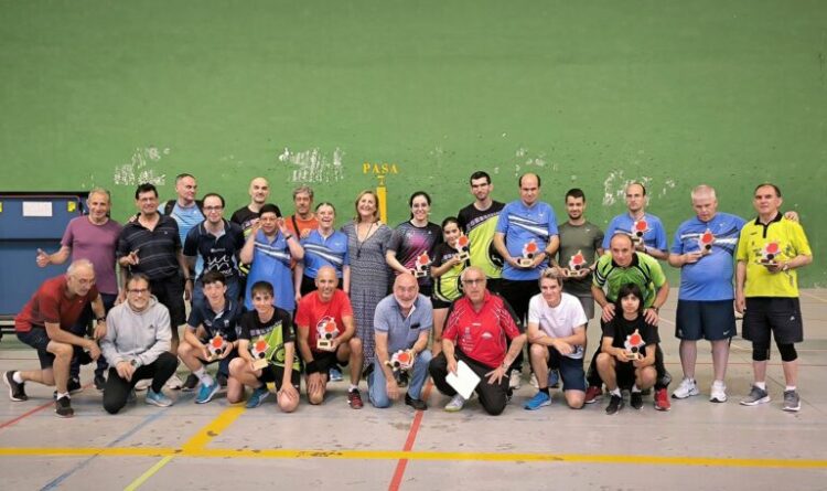 Los ganadores posan con los trofeos durante la edición pasada./E.A