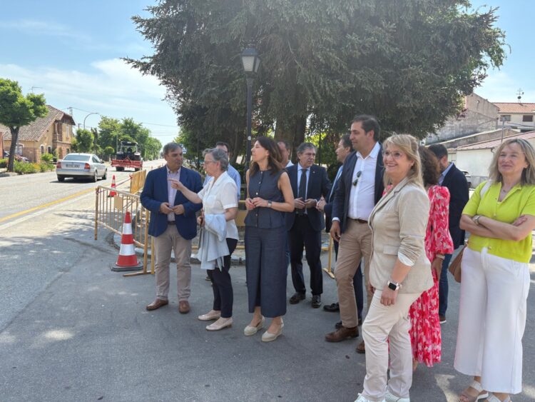 El consejero de Movilidad y Transformación Digital, José Luis Sanz Merino durante su visita a Fuentepelayo.