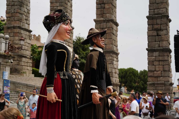Gigantes y cabezudos tomaron las calles. /MARIO ANTÓN LOBO