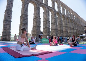 Clase de yoga a los pies del acueducto/HÉCTOR CRIADO