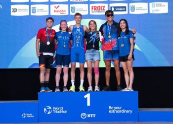 La delegación del club segoviano posa en la cita con las medallas./T. LACERTA