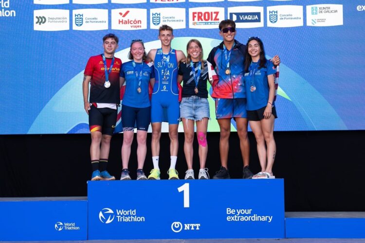 La delegación del club segoviano posa en la cita con las medallas./T. LACERTA