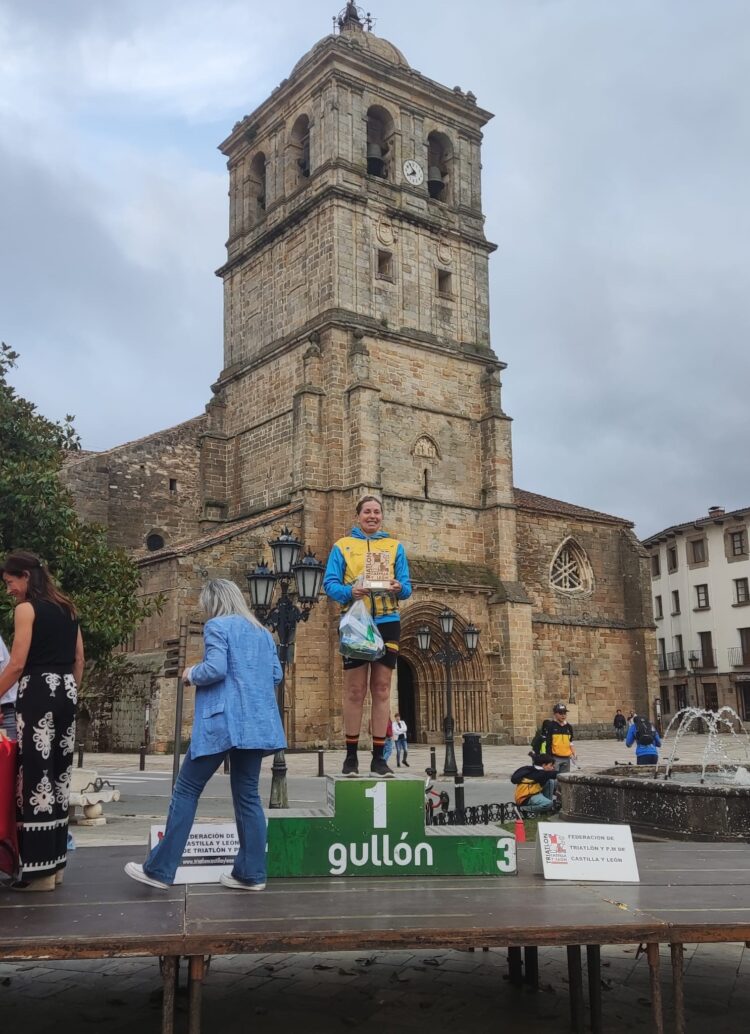 Destacada actuación del Triatlón IMD Segovia en Aguilar de Campoo 1 La integrante del club segoviano posa en el podio en la cita palentina./T. IMD SEGOVIA