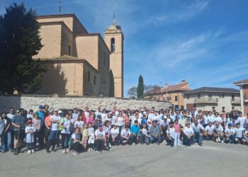 La asociación cultural dona 800 euros de la marcha El Garbanzal a AFA / ÁLVARO PINELA