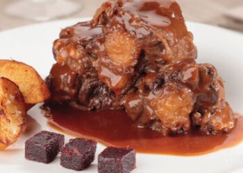 Rabo de toro al vino tinto.