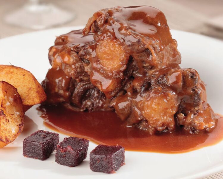 Rabo de toro al vino tinto.