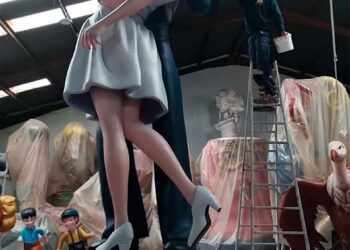 El artista Víctor Navarro en su taller fallero de Valencia.