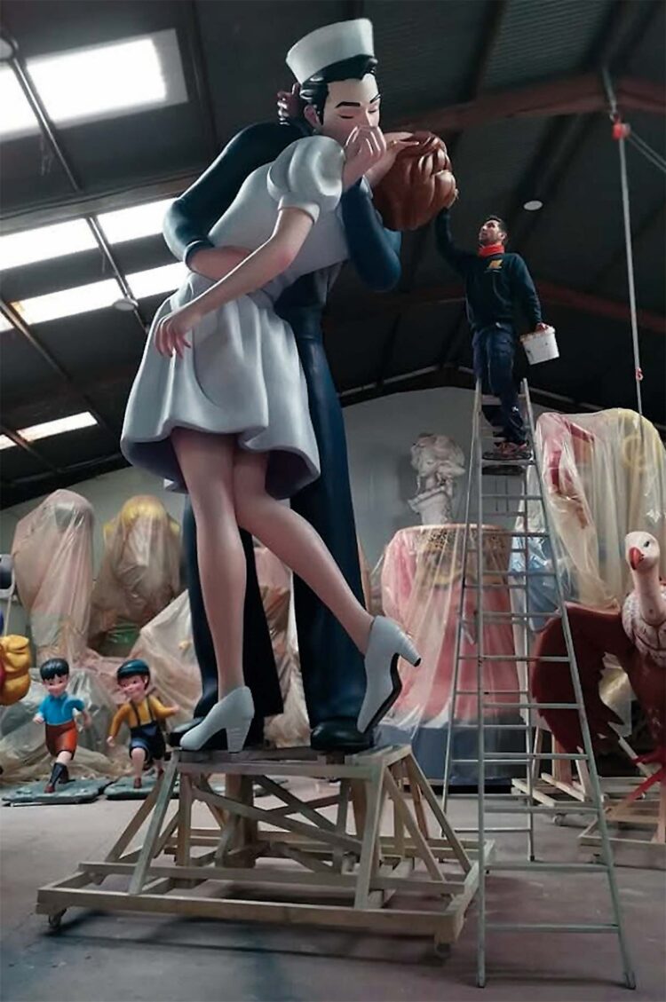 Un ninot valenciano arderá en la Plaza Mayor de Segovia 1 El artista Víctor Navarro en su taller fallero de Valencia.