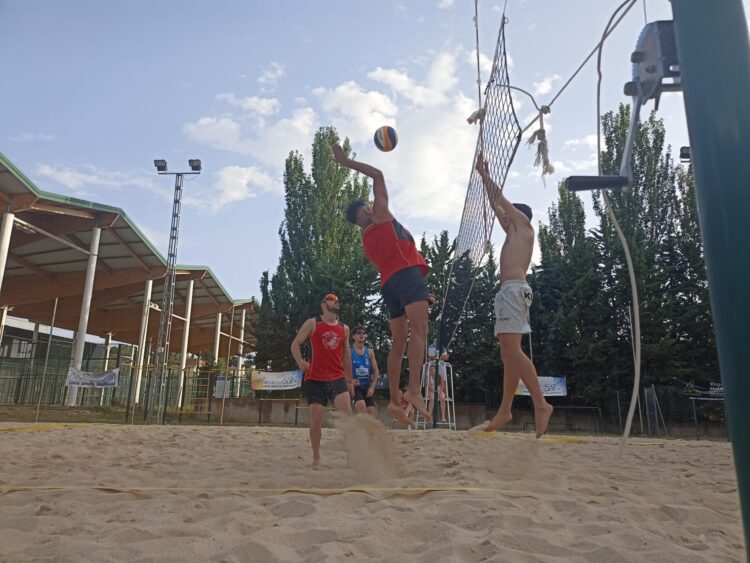 Segovia arranca el verano con un exitoso torneo de vóley playa 1 Un instante de un partido celebrado en las pistas Carlos Melero./CD SEGOVOLEY
