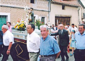Varios hermanos de la Cofradía acompañan a la carroza de San Antonio durante una procesión. / Julián de Andrés