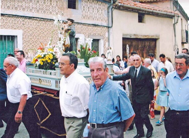 Varios hermanos de la Cofradía acompañan a la carroza de San Antonio durante una procesión. / Julián de Andrés