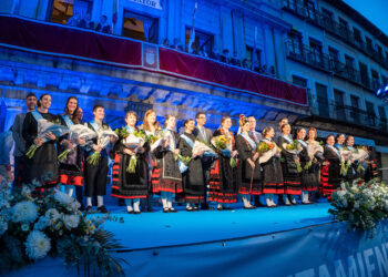 Presentación oficial de los representantes de los barrios a los pies del Ayuntamiento de Segovia, junto a las autoridades municipales.