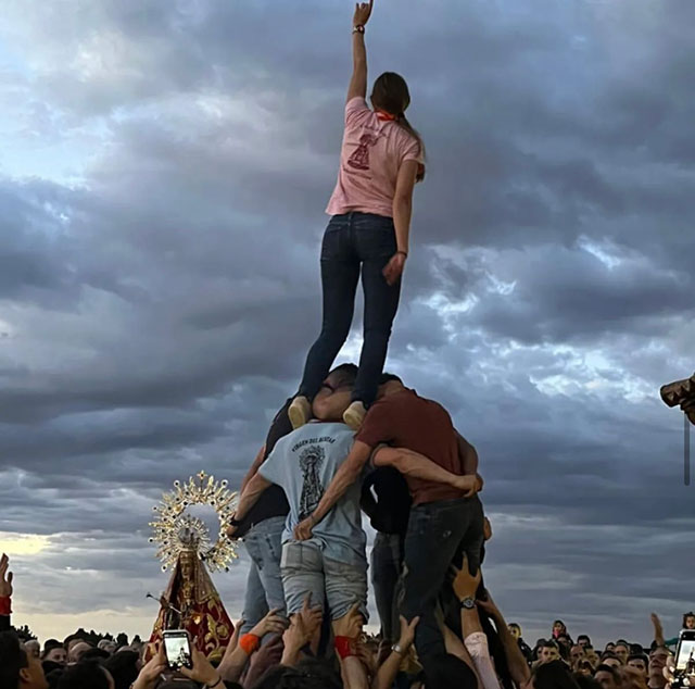 Anabel Palacios Rubio en lo más alto del Castillo Humano, durante la procesión de su venerada Virgen del Bustar.