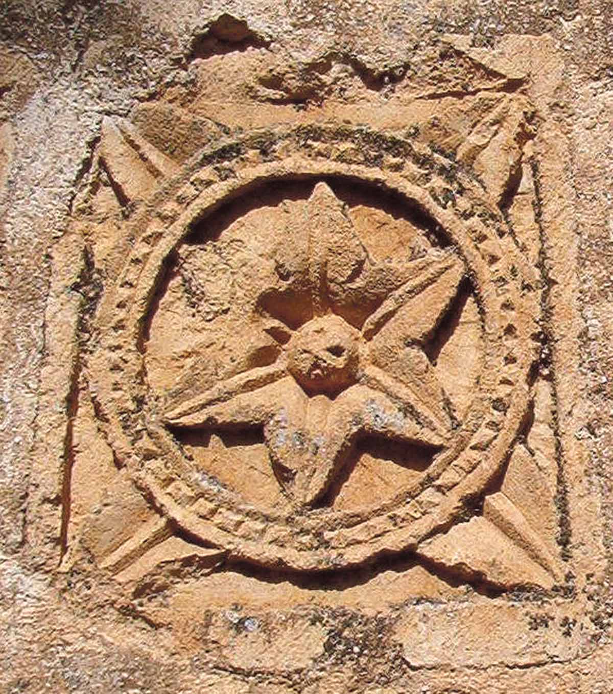 web Medallon procedente de una anterior edificacion romanica de la ermita