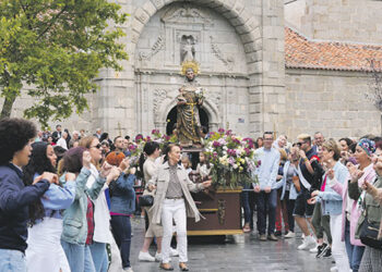 Los vecinos de Navas de San Antonio danzan ante la imagen del Santo. E.A.