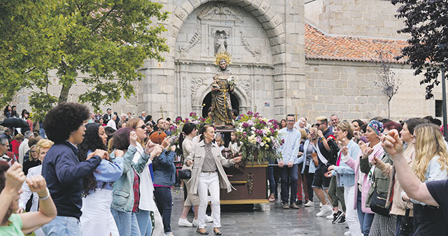 Los vecinos de Navas de San Antonio danzan ante la imagen del Santo. E.A.