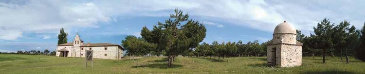 Panorámica de la ermita y el pozuelo,
