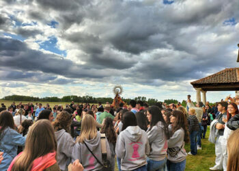 Multitudinaria procesión en honor a la Virgen del Bustar en Carbonero el Mayor el 18 de mayo de 2024.