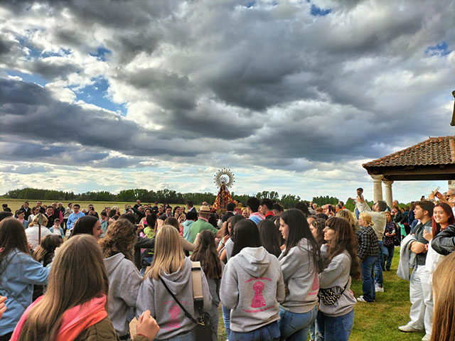 Multitudinaria procesión en honor a la Virgen del Bustar en Carbonero el Mayor el 18 de mayo de 2024.