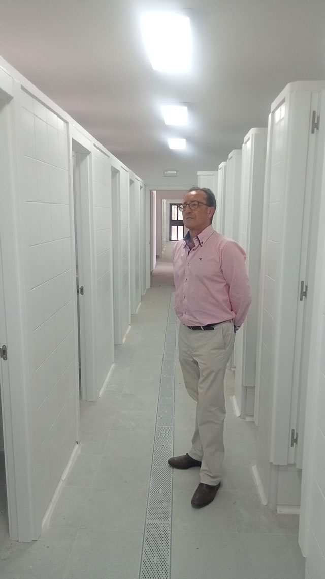 La piscina municipal de Palazuelos de Eresma abre al público tras las obras de adecuación cometidas 1 El alcalde de Palazuelos de Eresma visitando las nuevas instalaciones