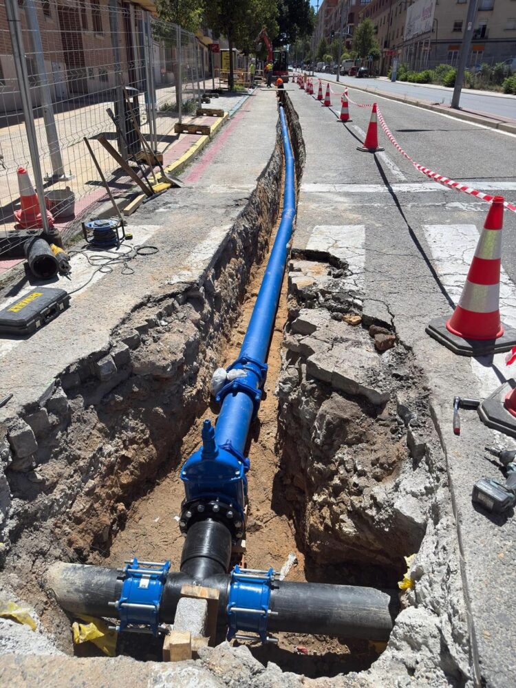 Nueva tubería instalada en el paseo Ezequiel González tras una primera avería sucedida hace varias semanas. / AYUNTAMIENTO