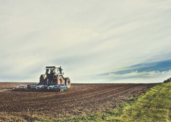 Un tractor arando la tierra en un campo de Castilla y León./ UCCL