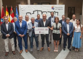 Miguel Ángel de Vicente, en el centro, junto a doce de los diputados provinciales del Partido Popular con los que gobierna la institución./ KAMARERO