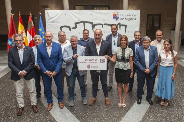 La Diputación cierra su ecuador de mandato con récord de inversión y sin recurrir al crédito 1 Miguel Ángel de Vicente, en el centro, junto a doce de los diputados provinciales del Partido Popular con los que gobierna la institución./ KAMARERO