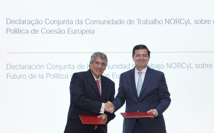 CyL y el Norte de Portugal piden descentralizar los fondos de cohesión 1 António Cunha y Fernández Mañueco durante la V Sesión Plenaria de Trabajo. / Miriam Chacón