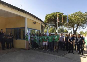 Concentración convocada por CSIF y ACAIP-UGT en la prisión de Topas, Salamanca. / Susana Martín