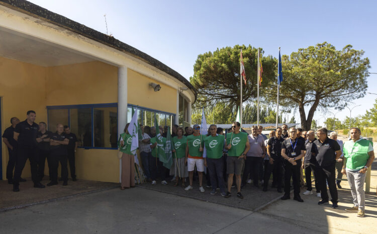 Los funcionarios de prisiones piden más recursos para afrontar las agresiones 1 Concentración convocada por CSIF y ACAIP-UGT en la prisión de Topas, Salamanca. / Susana Martín