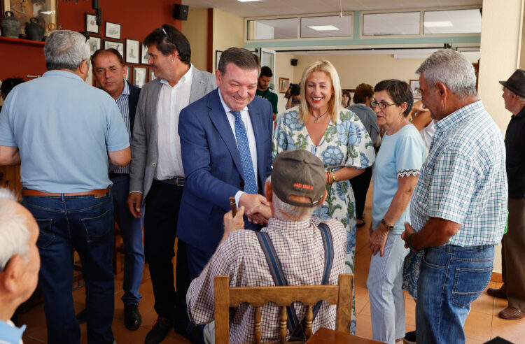 Más de 900 bares rurales reciben las ayudas para su mantenimiento 1 González Gago presenta la resolución de ayudas en Cubo de la Solana, Soria. / Concha Ortega