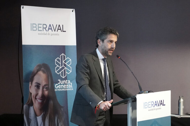 La sociedad de garantía Iberaval aprueba su integración con la cántabra Sogarca 1 El Presidente de Iberaval durante la Junta General de Socios Extraordinaria de este jueves. / Rubén Cacho