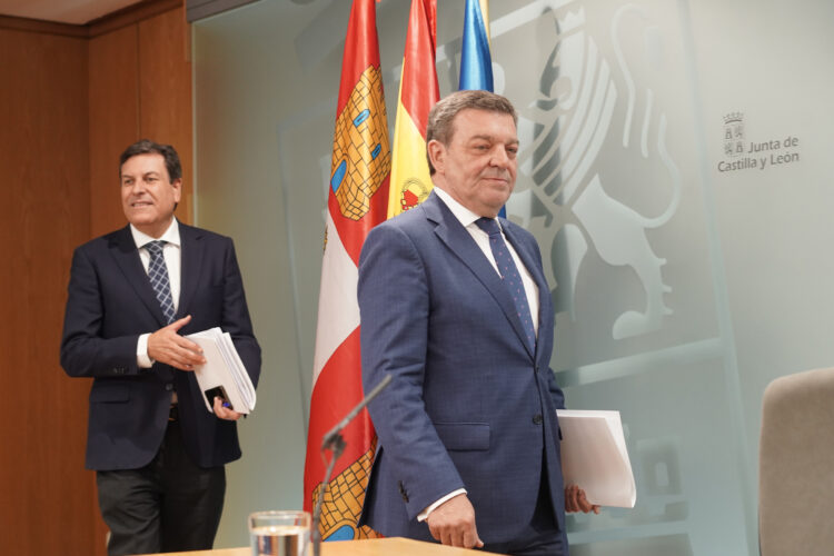 El Consejo de Gobierno aprueba un plan de reducción de la burocracia 1 Rueda de prensa, hoy, de los Consejeros de Economía y Presidencia. / Rubén Cacho